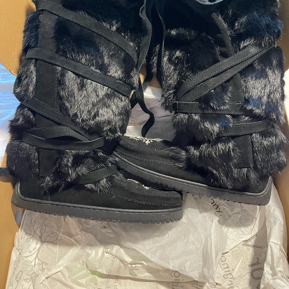 Like new Manitobah Mukluks only worn a few times. - Picture 1 of 6